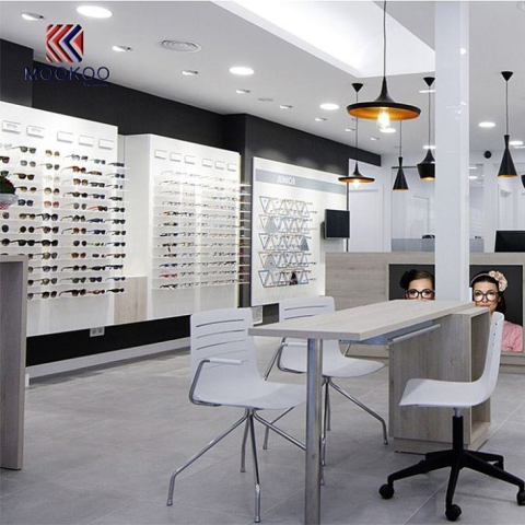 Zwart-witte bril Store Eyewear wandvitrine